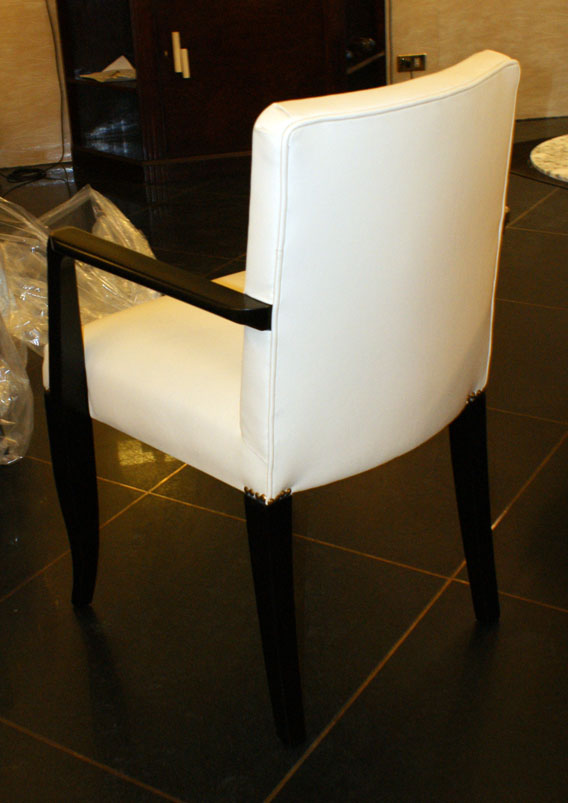 3 sedie Design Nera pelle bianca braccioli del XX Secolo Opera originale e disponibile - Robertaebasta® Art Gallery opere d’arte esclusive.